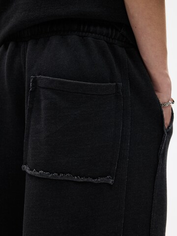 Pull&Bear Luźne Spodnie 'STWD' w kolorze czarny