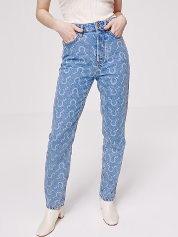 Regular Jean 'Manja' Daahls by Emma Roberts exclusively for ABOUT YOU en bleu