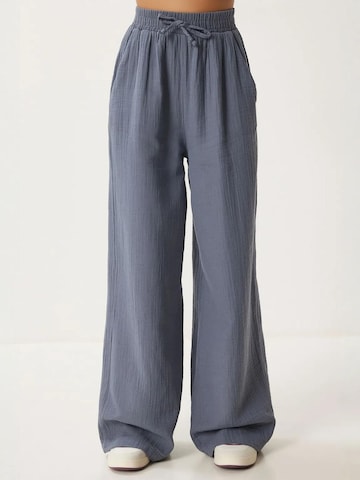 Happiness İstanbul Wide leg Trousers in Grey: front