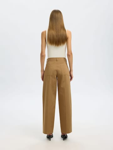 Wide leg Pantaloni con piega frontale di SELECTED in marrone