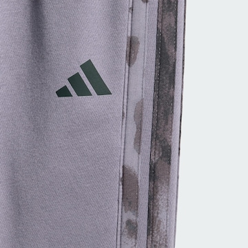 ADIDAS SPORTSWEAR - Fato de treino 'Seasonal Essentials' em cinzento