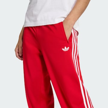 Loosefit Pantalon 'Firebird' ADIDAS ORIGINALS en rouge