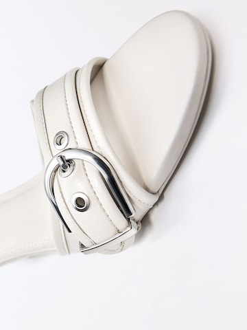 Bershka Pantolette in Weiß