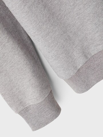 NAME IT - Sweatshirt em cinzento