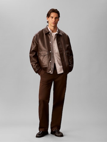 Regular Pantalon chino '90s' Calvin Klein Jeans en marron