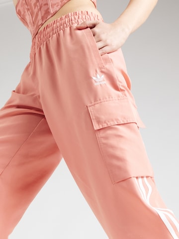 ADIDAS ORIGINALS Ohlapna forma Kargo hlače | rdeča barva