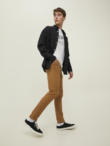 Coupe slim Pantalon chino 'Marco Bowie' JACK & JONES en marron