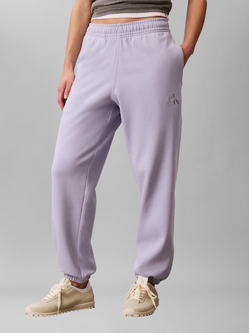 Calvin Klein Jeans Tapered Broek in Lila: voorkant