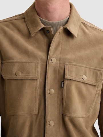 VANGUARD - Ajuste regular Camisa 'Suede overshirt with press button closure and chest pockets' en blanco