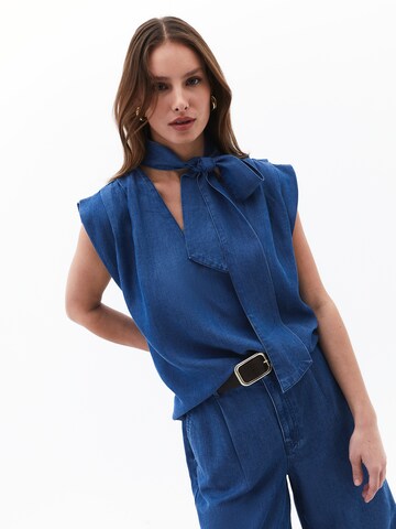 OXXO Blouse in Blue: front