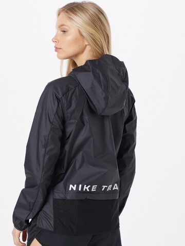 NIKE Sportjacke 'Shield' in Schwarz