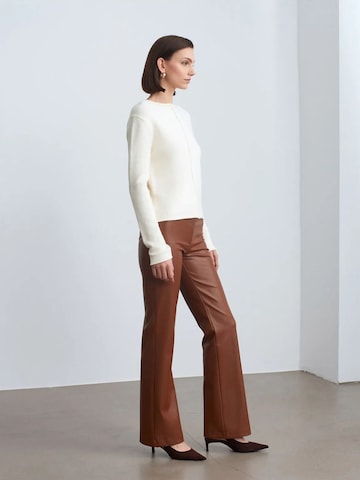 Flared Pantaloni di Dilvin in marrone