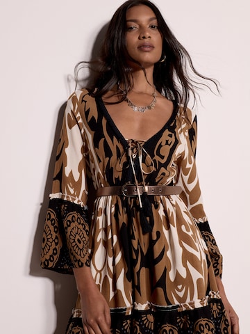 Robe ' ' Apricot en beige