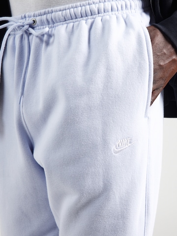 Effilé Pantalon 'Club' Nike Sportswear en blanc