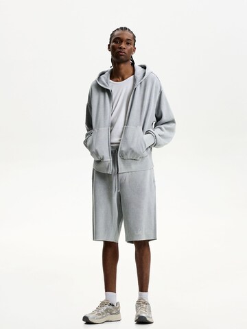 Baggy Pantalon Bershka en gris : devant