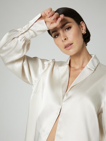 A LOT LESS - Blusa 'Christiana' em branco