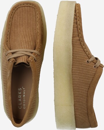 Clarks Originals حذاء برباط 'Wallabee Cup' بلون بني