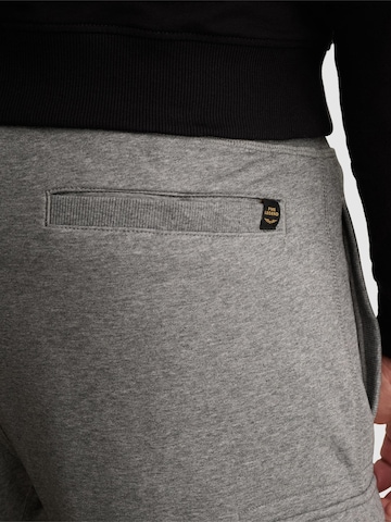 Loosefit Pantaloni sportivi 'Airstreamer cargo sweatpants' di PME Legend in grigio