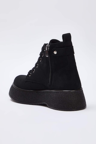 Trendyol Schnürstiefelette in Schwarz