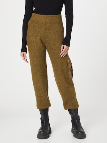 Effilé Pantalon 'NAURA' PIECES en marron : devant