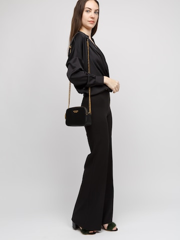 GUESS - Bolso de hombro 'Sarita Camera Crossbody' en negro: frente
