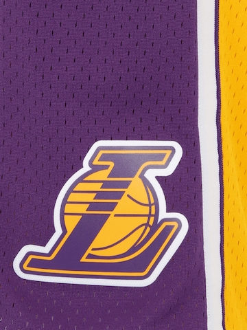 Mitchell & Ness Loosefit Shorts 'LOS ANGELES LAKERS' in Gelb