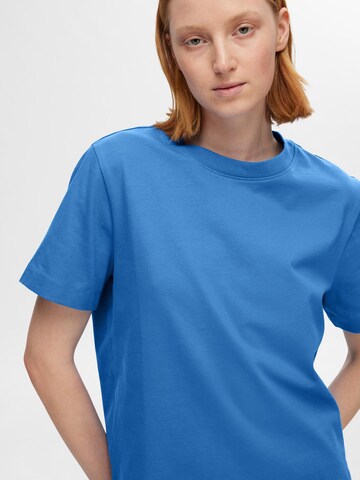 T-shirt 'ESSENTIAL' SELECTED FEMME en bleu
