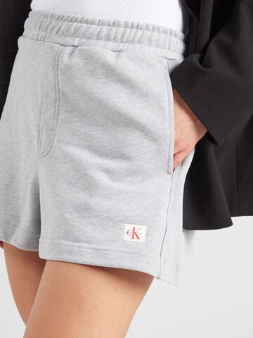 Calvin Klein Jeans Свободный крой Штаны в Серый