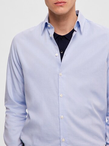 Coupe slim Chemise 'SLHSoho' SELECTED HOMME en bleu