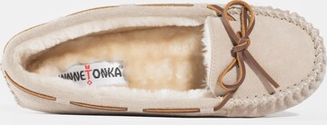 Minnetonka Innesko 'Cally' i beige