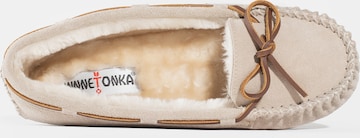 Minnetonka Hjemmesko 'Cally' i beige