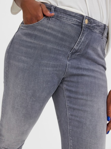 Vero Moda Curve Slimfit Jeans 'VMLUX' in Grau
