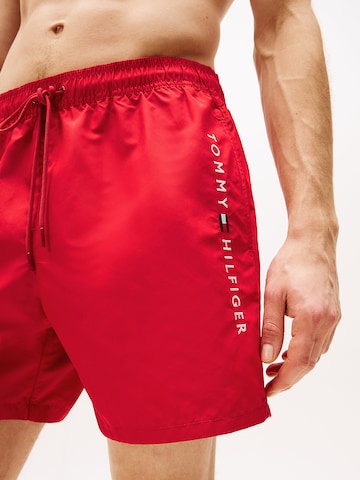 TOMMY HILFIGER Badeshorts in Rot