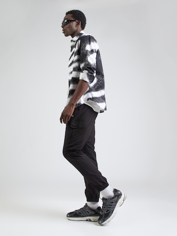ELLESSE Tapered Cargobyxa 'Nanaimo' i svart