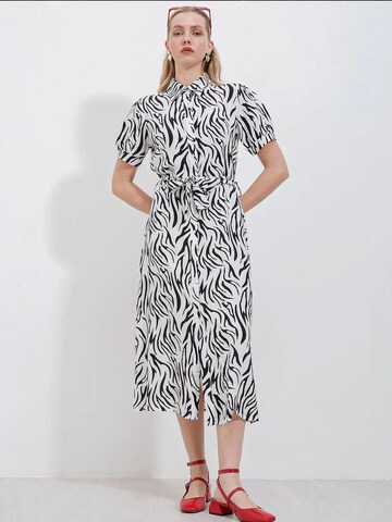 Bigdart - Vestidos camiseiros em preto: frente