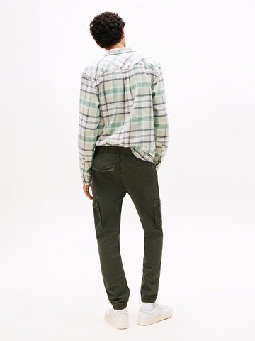 Tapered Pantaloni cargo 'SCANTON' di Tommy Jeans in verde