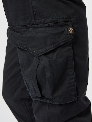 Tapered Pantaloni cargo di ALPHA INDUSTRIES in nero