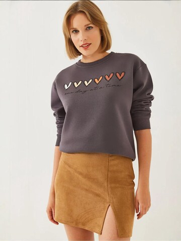 Felpa di Bianco Lucci in grigio: frontale