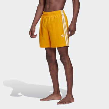 Regular Shorts de bain ADIDAS ORIGINALS en jaune : devant