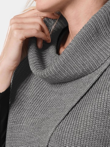 Goldner Pullover in Grau