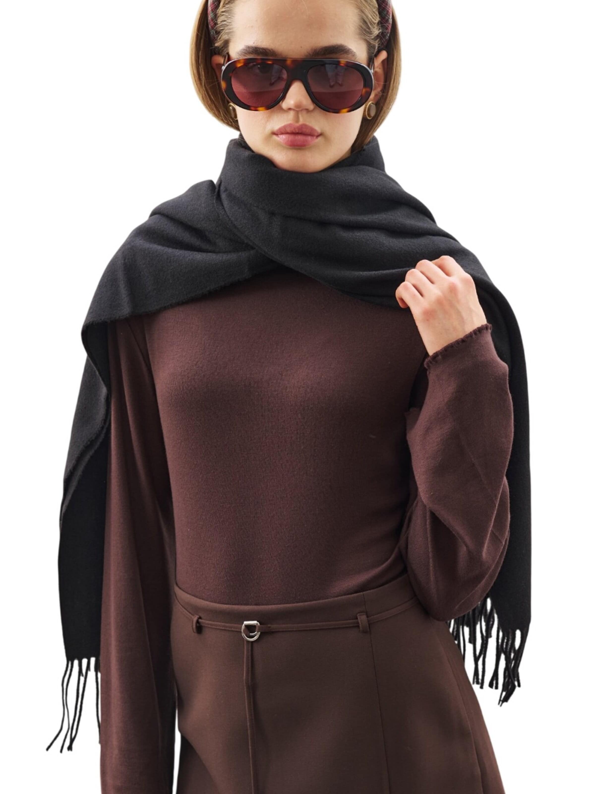 MANUKA Schal‌ in Schwarz: Vorderseite