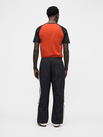 ADIDAS ORIGINALS Loosefit Bandplooibroek in Zwart: terug