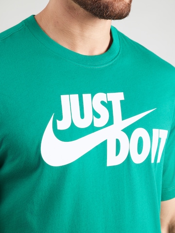 Nike Sportswear Klasický střih Tričko 'Swoosh' – zelená