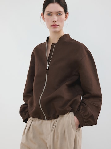 Geacă de primăvară-toamnă 'Palomita' de la MANGO pe maro: față