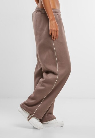Karl Kani Loose fit Trousers in Brown