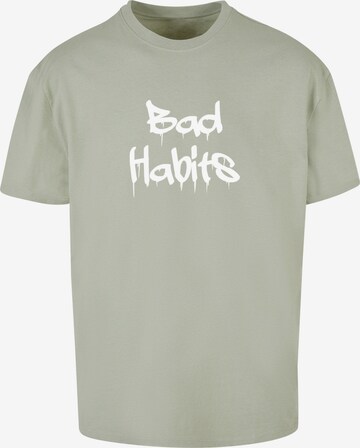 Merchcode T-Shirt 'Bad Habits' in Grün: Vorderseite
