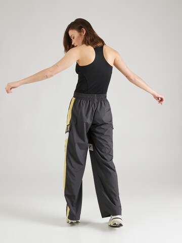 Nike Sportswear Широка кройка Карго панталон в сиво