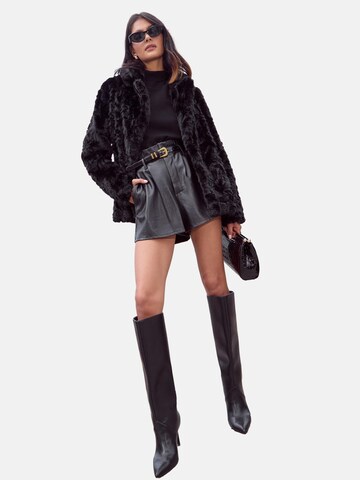 Friends Like These Mantel in Schwarz: Vorderseite