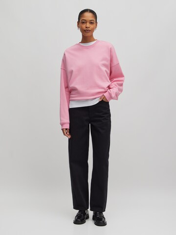 EDITEDSweater majica 'Emielia' - roza boja