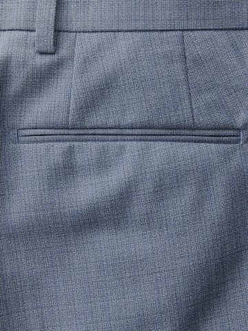 Coupe slim Pantalon à plis Next en bleu